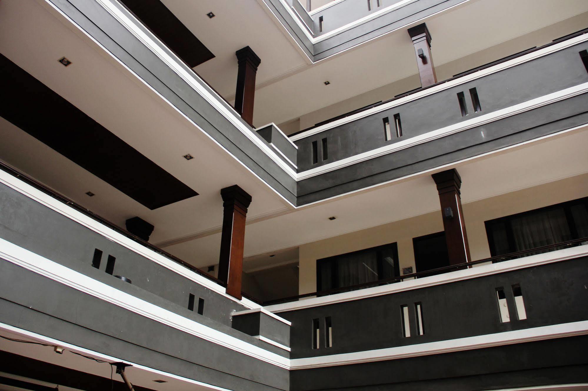 Zen Rooms Grand Hotel Лембанг Екстериор снимка