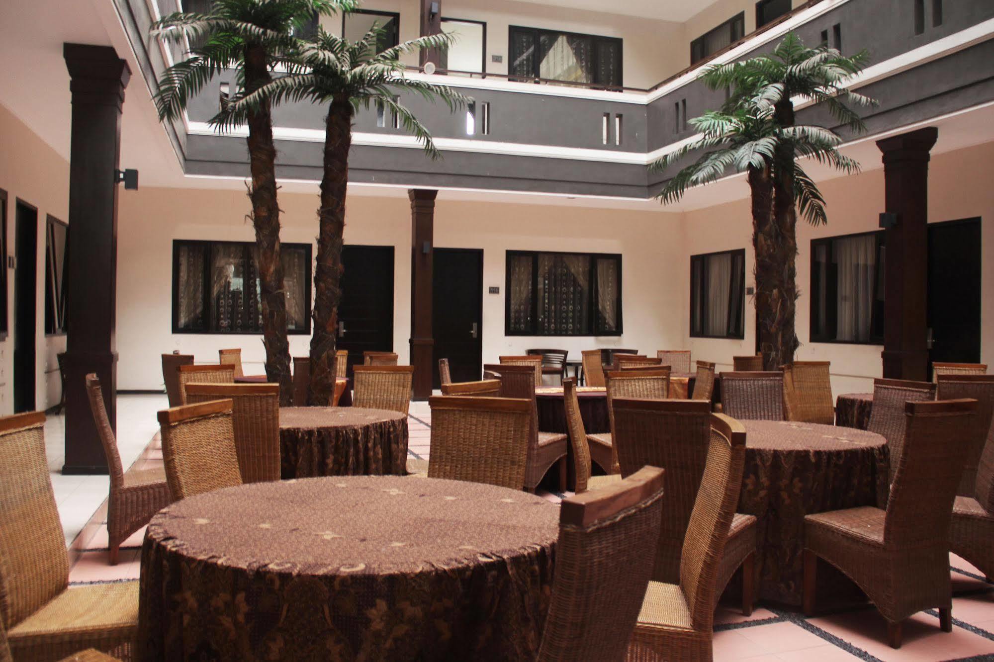 Zen Rooms Grand Hotel Лембанг Екстериор снимка
