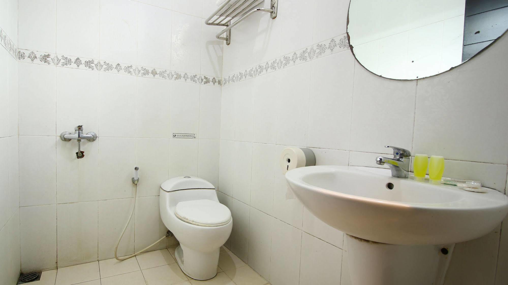 Zen Rooms Grand Hotel Лембанг Екстериор снимка