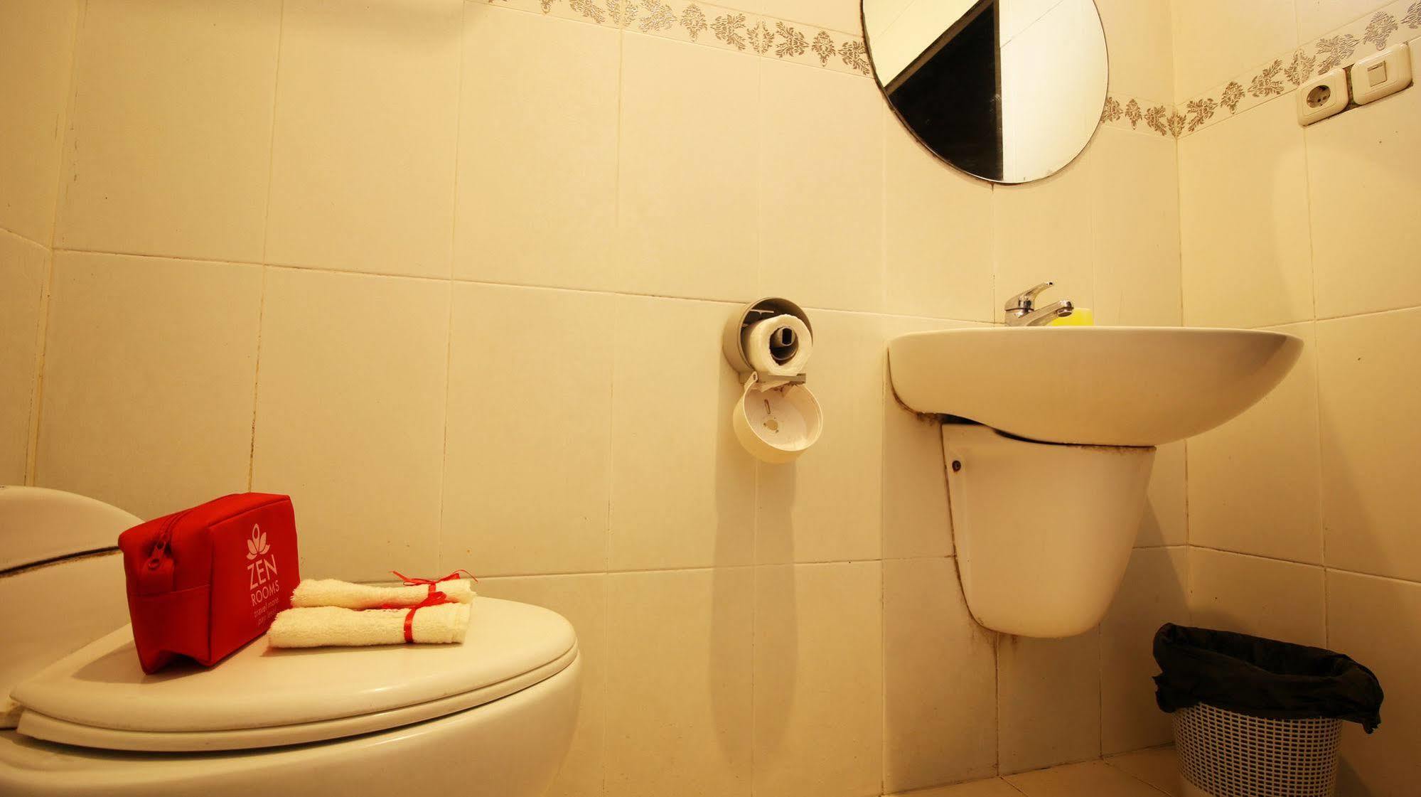 Zen Rooms Grand Hotel Лембанг Екстериор снимка