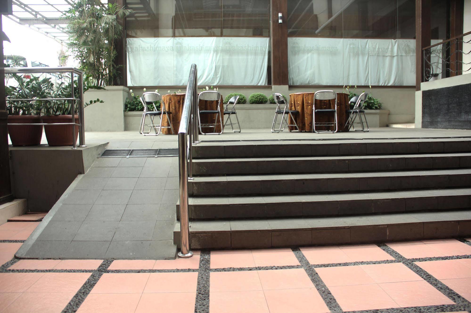 Zen Rooms Grand Hotel Лембанг Екстериор снимка