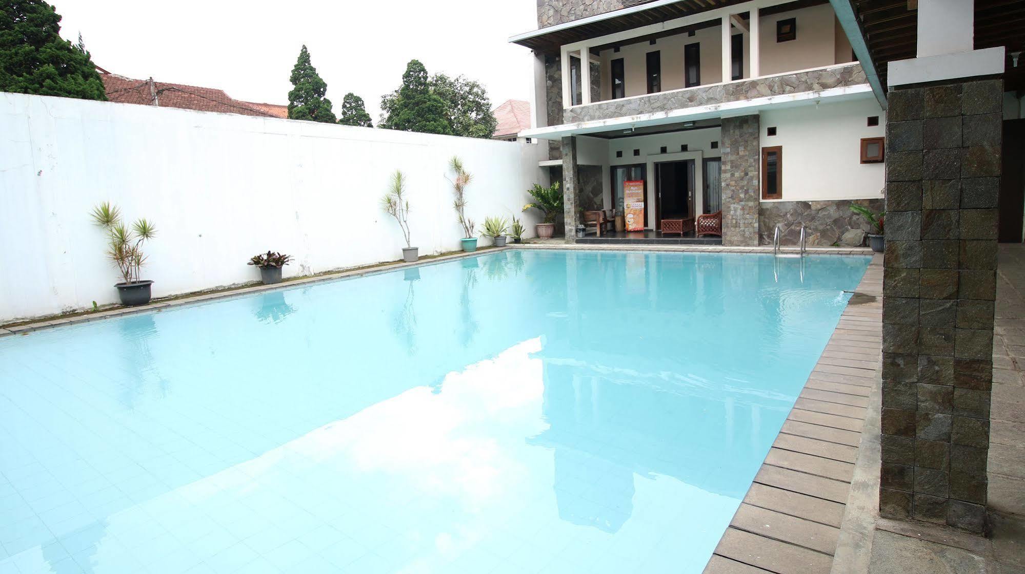 Zen Rooms Grand Hotel Лембанг Екстериор снимка