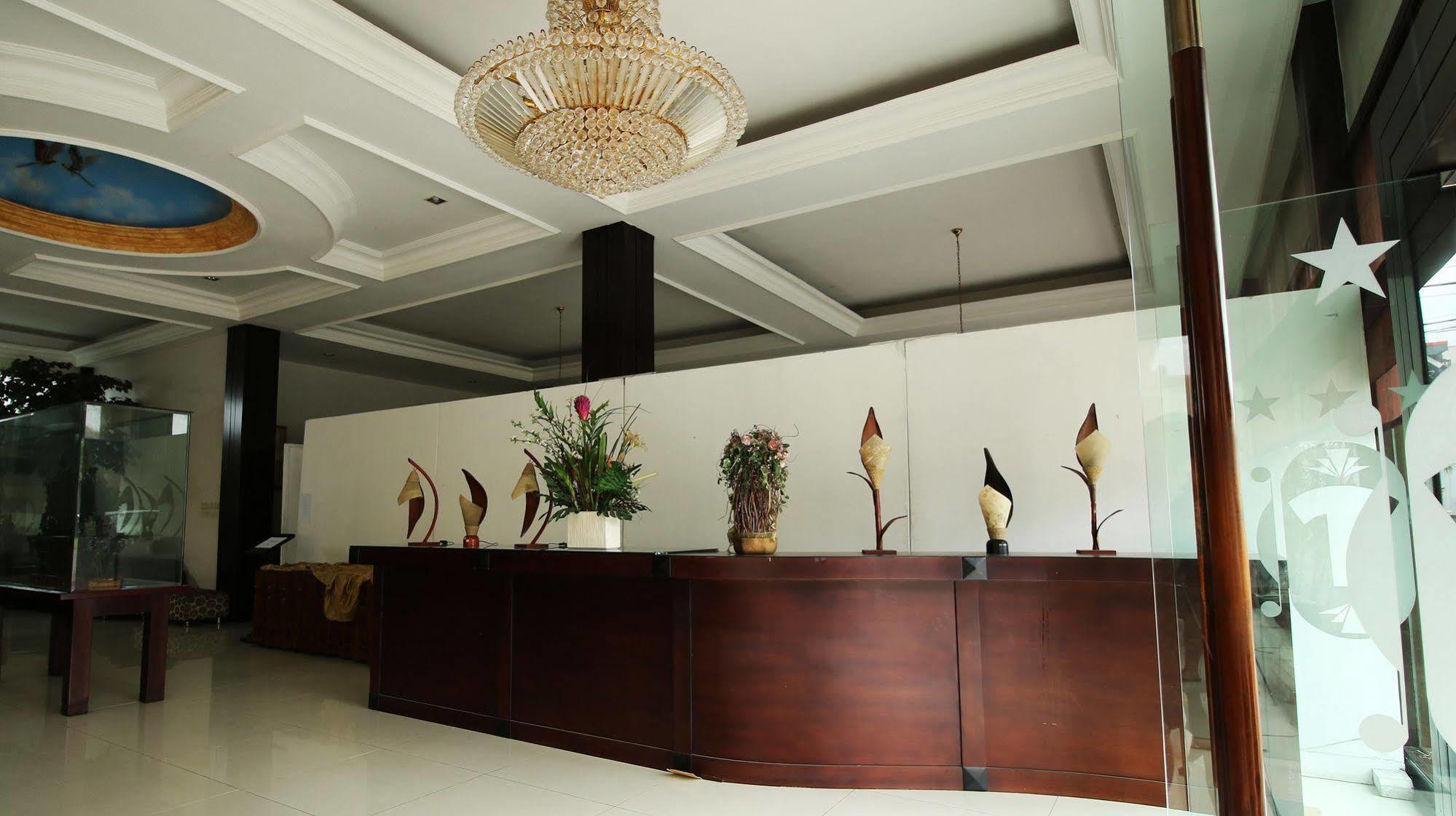 Zen Rooms Grand Hotel Лембанг Екстериор снимка