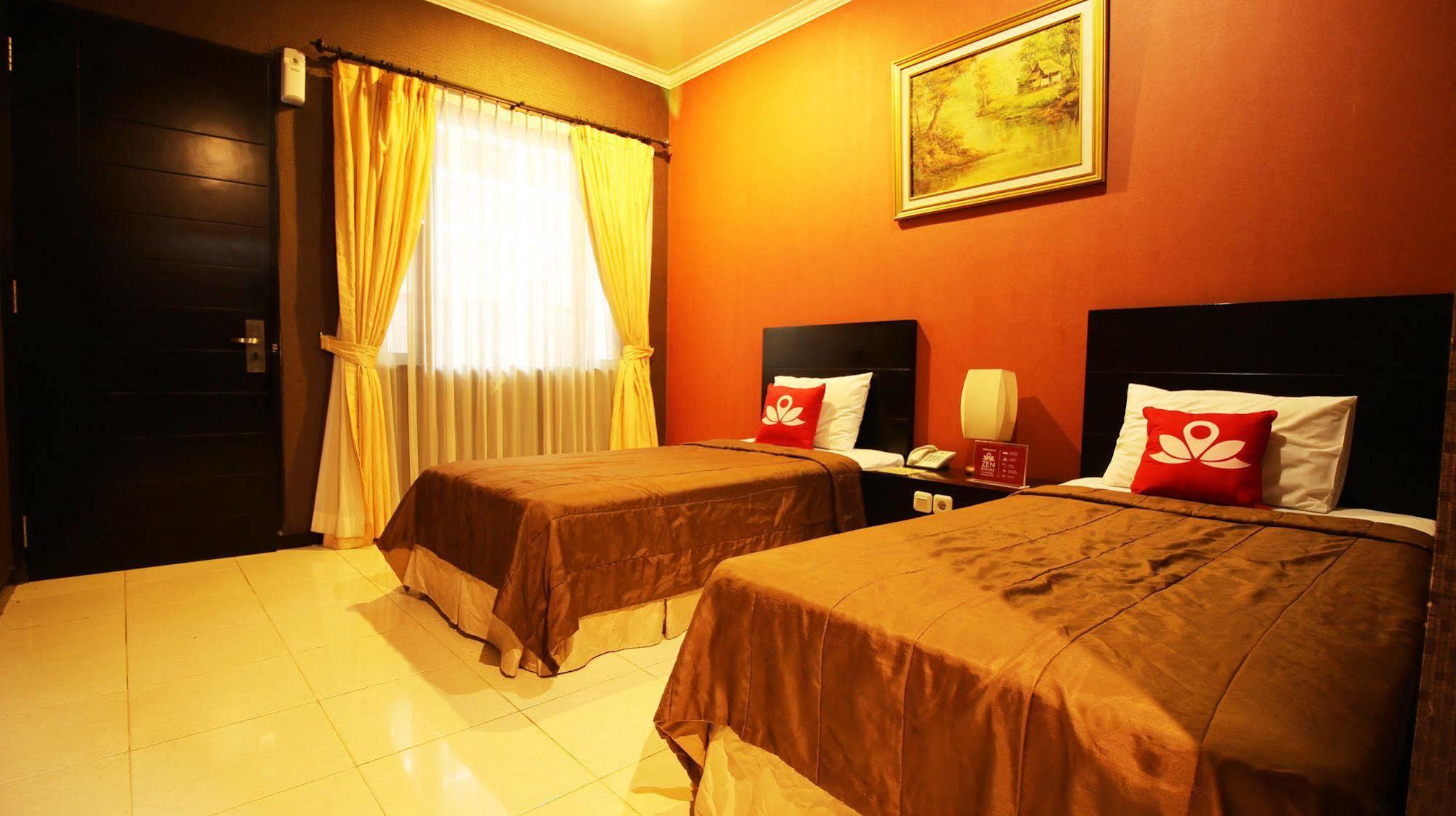 Zen Rooms Grand Hotel Лембанг Екстериор снимка